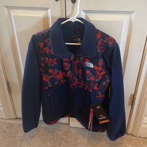 Women’s north face fleece jacket.